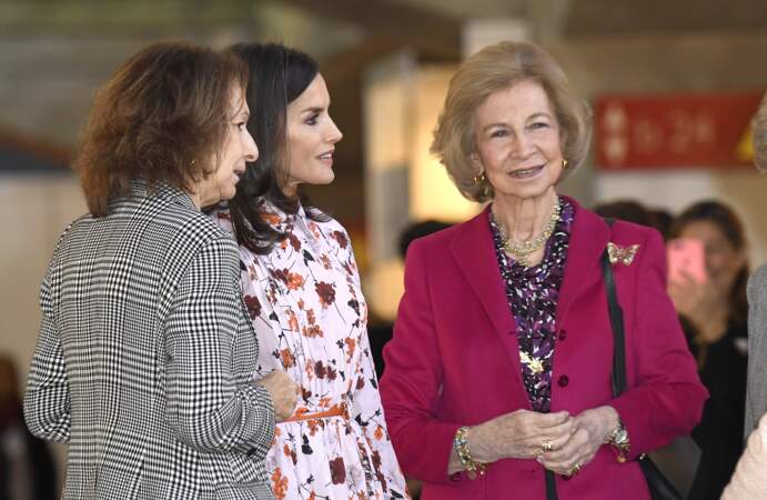 La reine Letizia, divine, et la reine Sophia visitent le marché de Noël caritatif de Madrid, le 19 novembre 2019.