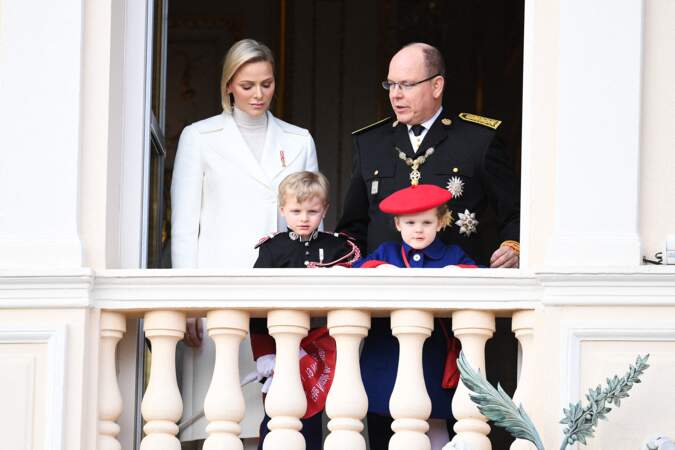 Charlene et Albert de Monaco prenant la pose avec leurs enfants, Jacques et Gabriella
