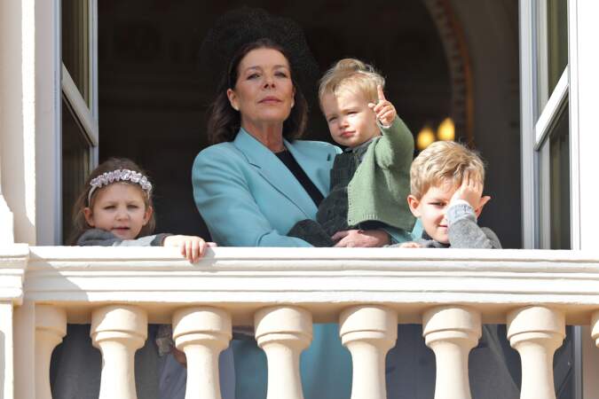 Caroline de Monaco entourée de Sacha et India (les enfants d'Andrea) et de Francesco (le fils de Pierre) sur le balcon du palais princier ce 19 novembre