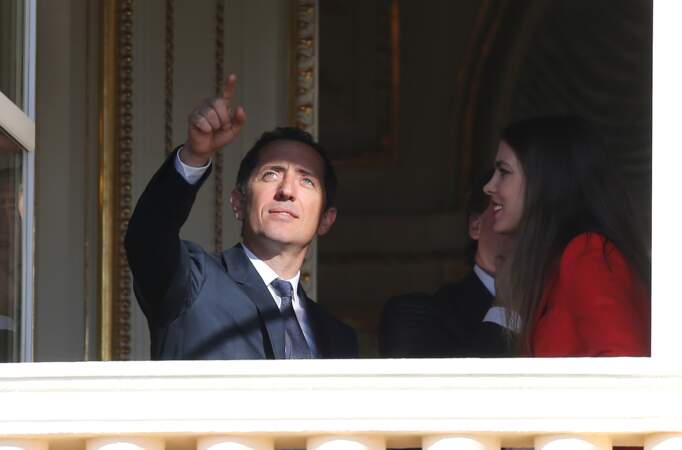 2015 : Charlotte Casiraghi et son ex-conjoint, Gad Elmaleh, au balcon lors de la présentation de la princesse Gabriella et du prince Jacques de Monaco, à la population monégasque. 