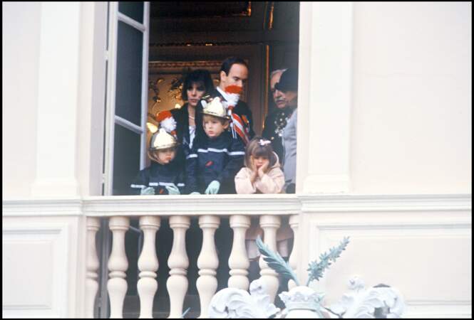 1991 : Les trois enfants Charlotte, Pierre et andrea sont au Balcon. La petite Charlotte porte une frange avec un jolie nœud rose et semble bouder.
