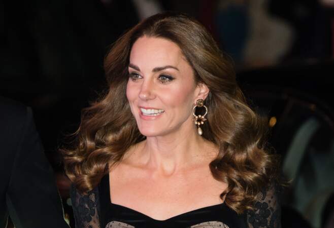 Kate Middleton magnifique avec ses longs cheveux bouclés et ses boucles d'oreilles Erdem.
