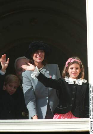 1995 : Charlotte Casiraghi et ses frères au balcon saluant la foule à l'occasion de la fête Nationale.