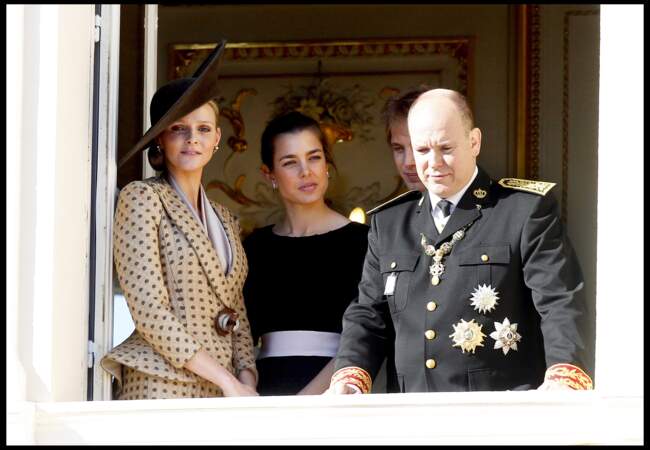2010 : Le Prince Albert II et Charlène se tiennent près de Charlotte Casiraghi. 