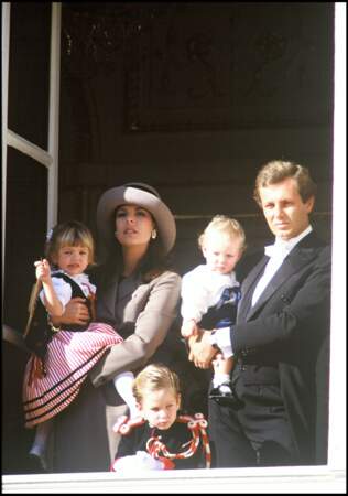 1988 : Charlotte Casiraghi, ses frères, Pierre et Andrea ainsi que leurs parents au balcon pour la fête Monégasque. 