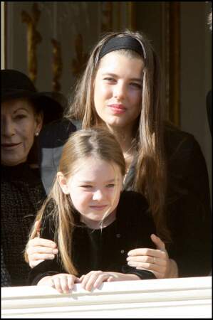2008 : La famille Princière est au balcon du Palais à l'occasion de la fête Nationale. Charlotte Casiraghi toujours très protectrice avec sa petite sœur Alexandra de Hanovre.