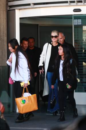 Laeticia, Jade et Joy Hallyday arrivent à l'aéroport Roissy Charles de Gaulle, en famille, le 19 novembre 2019.