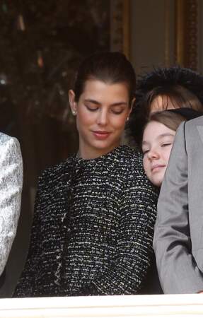 2011 : La princesse Alexandra de Hanovre se repose sur l'épaule de sa grande sœur, Charlotte Casiraghi. 