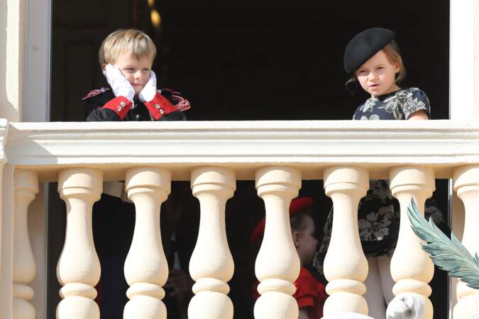 Gabriella, la fille d'Albert et Charlene a changé de chapeaux entre deux photographies prises sur le balcon du palais