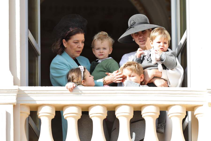 La princesse Caroline remet une mèche de cheveux de son petit-fils Sacha à sa place