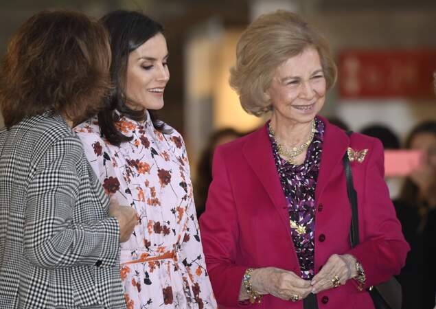 La reine Letizia et la reine Sophia, complices, visitent le marché de Noël caritatif de Madrid, le 19 novembre 2019.