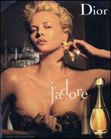 2006 : Charlize Theron devient l'égérie du parfum de Dior. Elle est coiffée d'une coupe bombée et et relevée en arrière avec une légère ondulation. Très femme fatale. 