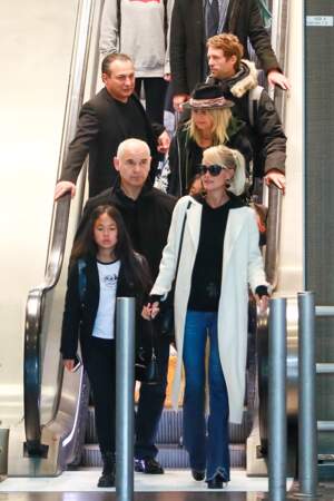  Laeticia Hallyday arrive en famille avec ses filles et sa mère à l'aéroport Roissy CDG le 19 novembre 2019.