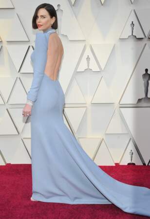 2019 : Charlize Theron a surpris tout le monde lors de la 91 ème Cérémonie des Oscars. Outre passé la sublime robe bleu qu'elle porte elle est arrivée avec une jolie coupe au carré et les cheveux châtain. 