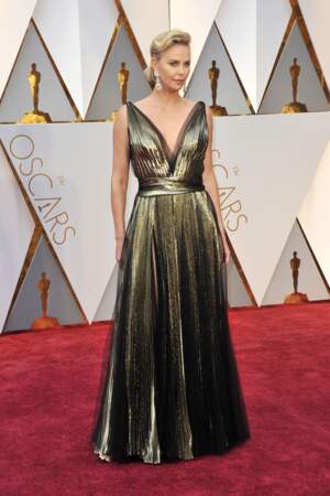 2017 : Charlize Theron est arrivée à la 89 ème Cérémonie des Oscars le 26 février avec une robe maxi-décolleté et un chignon bas avec une mèche ondulée. Une coupe jolie mais qui semble 'trop' travaillée pour l'actrice. 