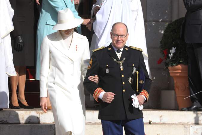 Albert II de Monaco ravit d'avoir son épouse, la princesse Charlene à son bras en sortant de la cathédrale de Monaco