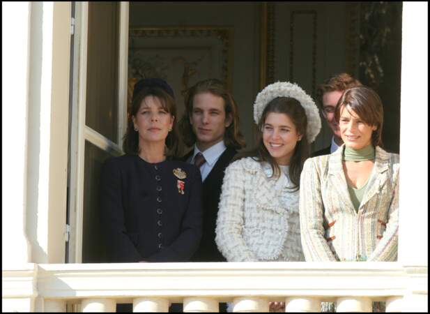 2005 : Charlotte Casiraghi et ses frères présents lors de la remise de l'étendard en vu d'introniser le Prince Albert II de Monaco. 