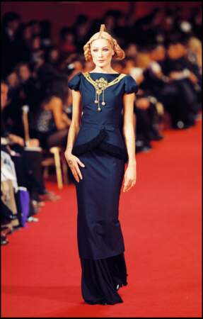 Carla Bruni sublime en 1997 lors du défilé Hubert de Givenchy