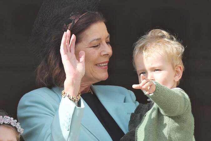 La princesse Caroline tente d'apprendre à son petit-fils de saluer la foule, plutôt que de la pointer du doigt