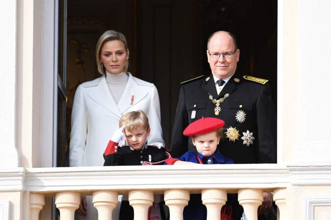 Charlene de Monaco très chic avec Albert et ses enfants Jacques et Gabriella.