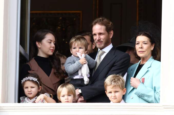Au balcon,  la princesse Alexandra de Hanovre pose avec ses frères, Andrea et Pierre Casiraghi et leurs enfants, comme l'a souvent fait Charlotte Casiraghi.