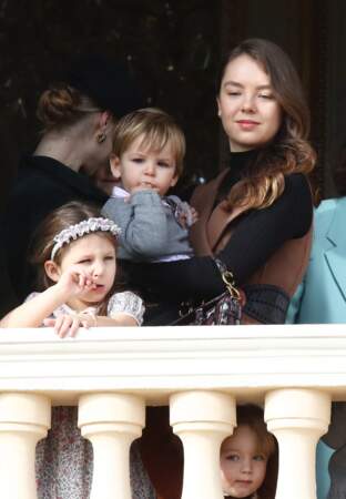 Au balcon, la princesse Alexandra de Hanovre très chic et protectrice avec son neveu, Maximillian, le fils d'Andrea Casiraghi.