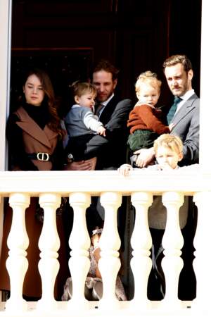 Au balcon,  la princesse Alexandra de Hanovre pose avec ses frères, Andrea et Pierre Casiraghi et leurs enfants, comme l'a souvent fait Charlotte Casiraghi.