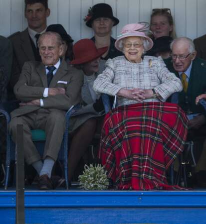 2 septembre 2017 :La reine Elizabeth II et le prince Philip, assistent aux jeux de Braemar en Écosse et s'amusent comme des enfants. 