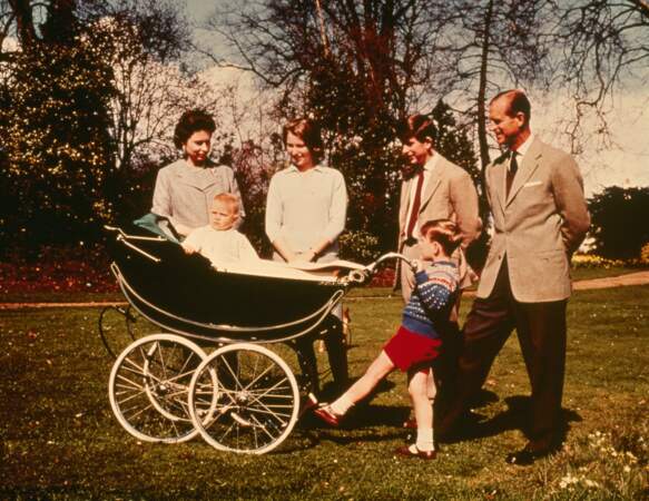 1965 : La Reine Elizabeth et son époux, accompagnés de leurs trois enfants pour une photo de famille.