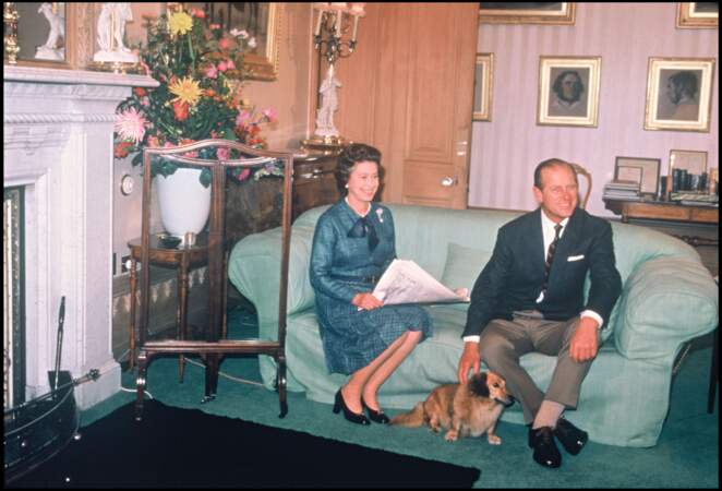 1988 : La Reine Elizabeth et le prince Philip d'Edimbourg, très souriants auprès de leur chien, Corgy. 