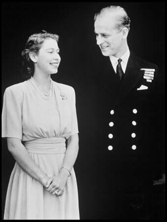 1947 : Heureux, la Reine d'Angleterre et le prince Philip annonçaient leur mariage. 
