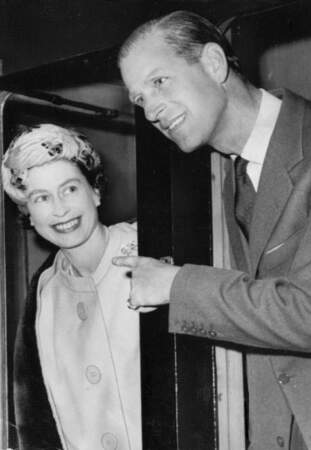 Octobre 1960 : La reine Elizabeth II et le prince Philip, souriants à bord du train royal. 