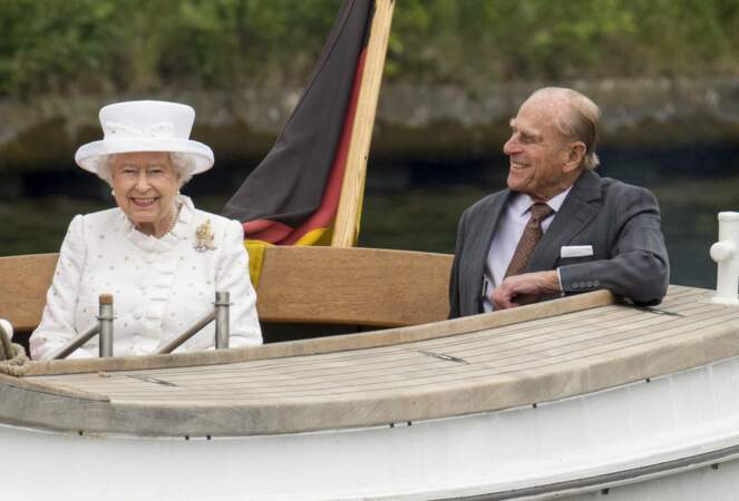 24 juin 2015 : La reine Elizabeth II d'Angleterre et le duc d’Édimbourg, font une mini croisière (romantique?) en bateau sur la rivière Spree à Berlin. C'était dans le cadre de leur visite officielle en Allemagne. 