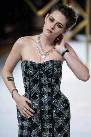 Kristen Stewart affiche ses nombreux tatouages avec cette robe bustier Thom Brown.