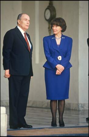 François Mitterrand et Danielle son épouse en 1992.
Pendant 32 ans, Mr. Mitterrand sortait avec Anne Pingeot tout en étant marié. Une double vie dont les deux femmes connaissaient la nature. 