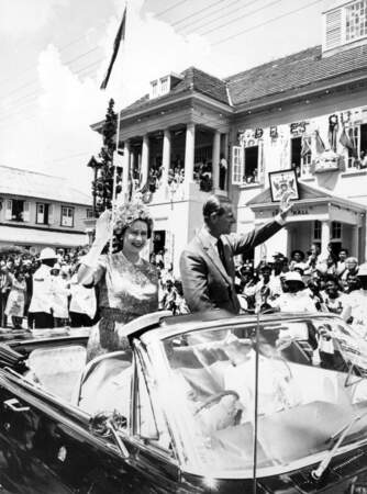 11 février 1966 : La Reine Elizabeth et le prince Philip, tout sourire lors d'un voyage dans les Caraîbes.