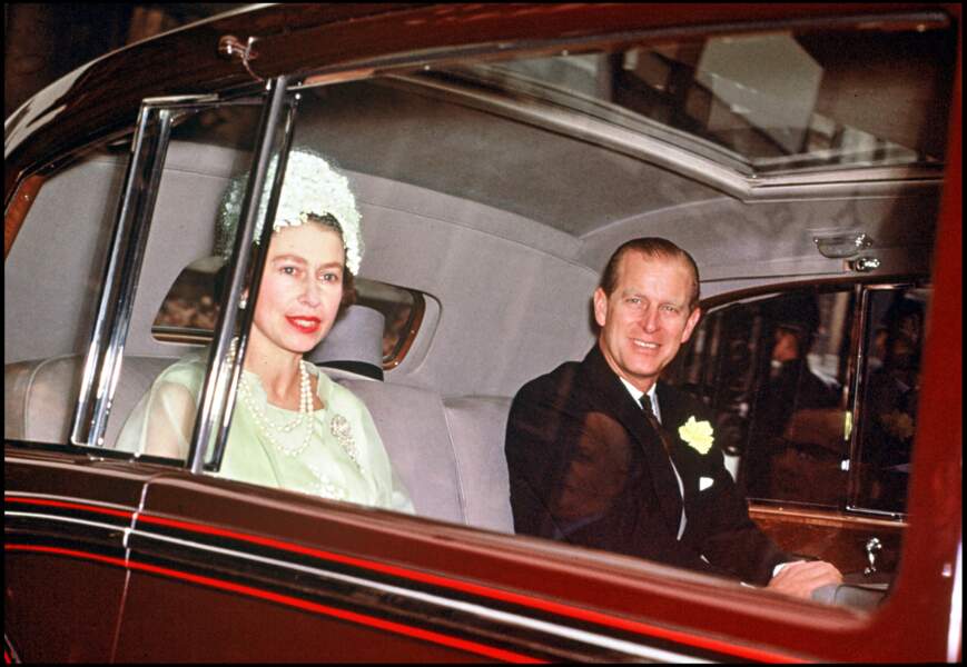 1963 : Toujours sous les feux des projecteurs, le prince et la reine d'Angleterre en voiture. 