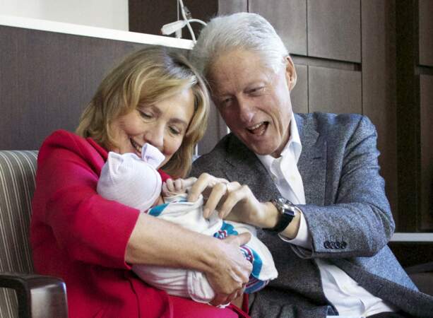 Bill et Hillary Clinton lors de la naissance de leur première petite-fille en 2014. 
En 1998, quelques mois après que l'affaire éclate, Bill Clinton faisait son Mea Culpa sur sa relation avec une jeune stagiaire nommée Monica Lewinsky. Cette relation avait fait scandale notamment à cause du jeune âge de celle-ci. L'ancien couple présidentiel est actuellement toujours ensemble. 