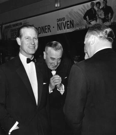 Le Prince Philip en 1963 accompagné de son oncle, Louis Mountbatten, assistant à la première '' Les 55 Jours de Pékin''.