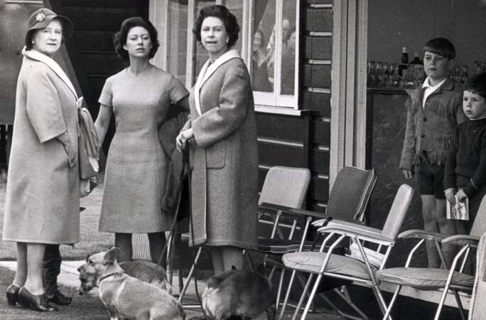 La Princesse Margaret (au milieu), la Reine Elizabeth et la future Reine Elizabeth II en 1965.