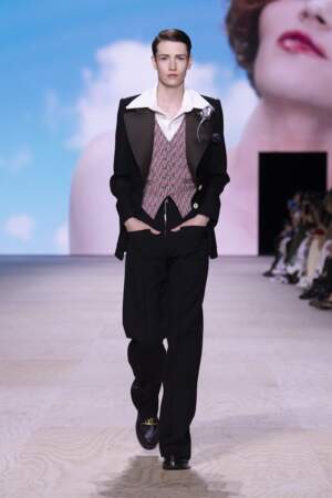 Chez Louis Vuitton, le pantalon large est de mise pour un look androgyne.