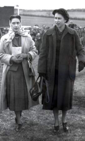 La princesse Margaret (à gauche) et Elizabeth II en 1956. 
