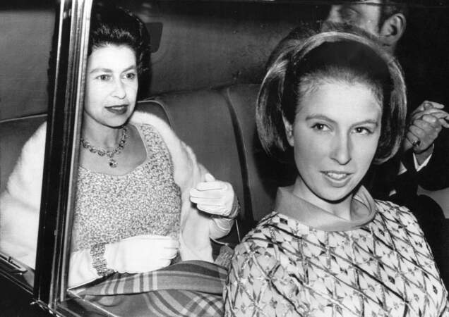 La princesse Anne en voiture avec sa mère, la Reine Elizabeth en 1969. 