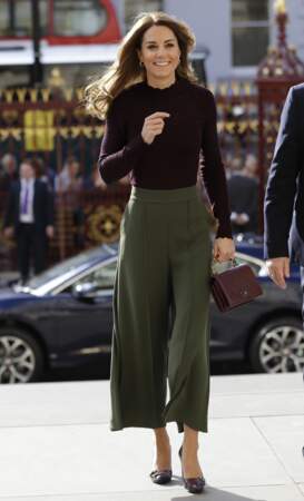 Kate Middleton ose le pantalon large, idéal cette saison !