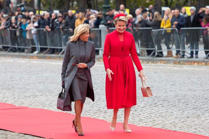 De nouveau, Brigitte Macron porte la robe et le manteau de la même couleur. 