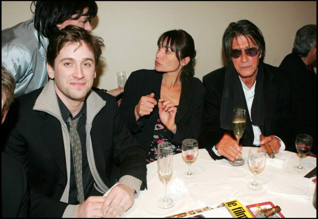 Jacques Dutronc assume pleinement sa bigamie. En 2005, il dînait au Fouquets avec sa maîtresse, Sylvie Duval et son fils Thomas Dutronc. 