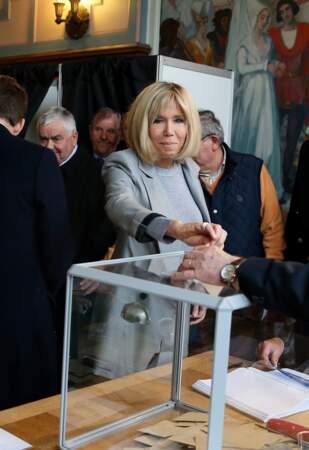 23 avril 2017 :  Pour le premier tour des élections présidentielles, Brigitte Macron porte des tons gris sur gris.