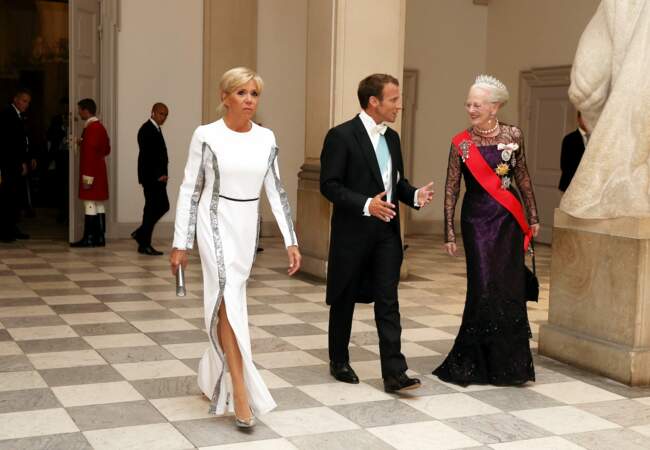 Même quand sa tenue n'est pas grise en elle-même, Brigitte Macron rajoute sa propre nuance de gris. 
