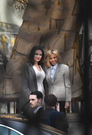 Aux côtés d'Angelina Jolie, Brigitte Macron porte un blazer très simple.