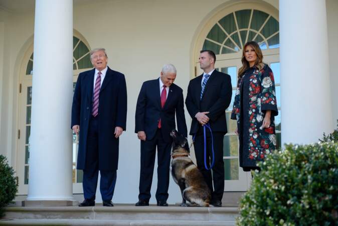 Donaldl Trump décore le "chien héros"